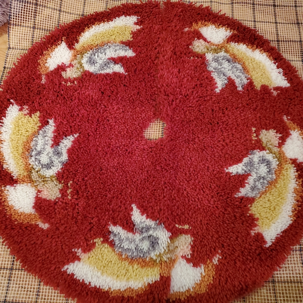 Completed Herrschner Decorative Latch Hook Tree Skirt - Heavenly Angels